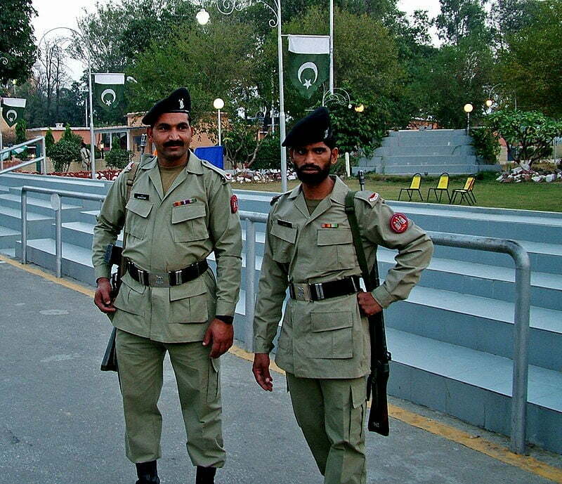 800px-Soldiers_at_Wagah_border