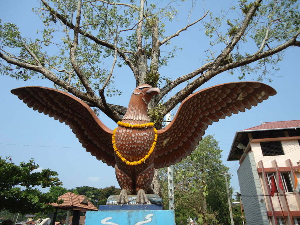 Statue_of_Garuda_at_Manjulal,_Guruvayur,_Kerala_-_20110410