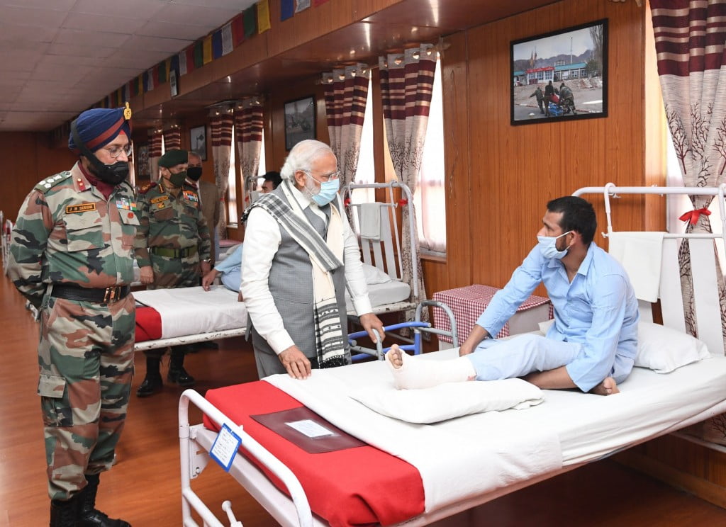 PM talking to injured jawan in hospital