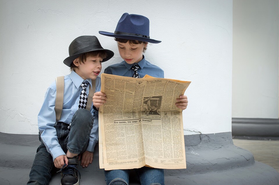 children reading news