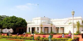 Who owns the public lands in Secunderabad Cantonment?